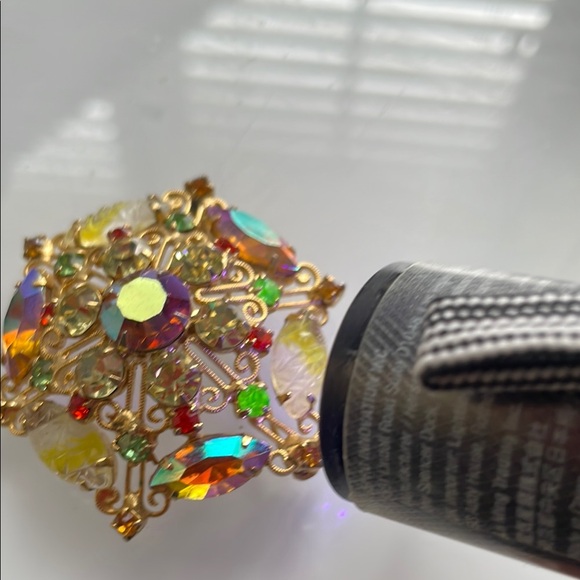 Vintage Juliana Delizza and Elster Uranium Rhinestone Golden Scroll-work Brooch - Picture 3 of 6